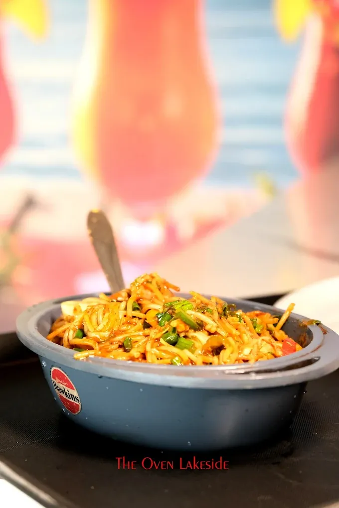Hakka noodles bowl served with a chilled mocktail